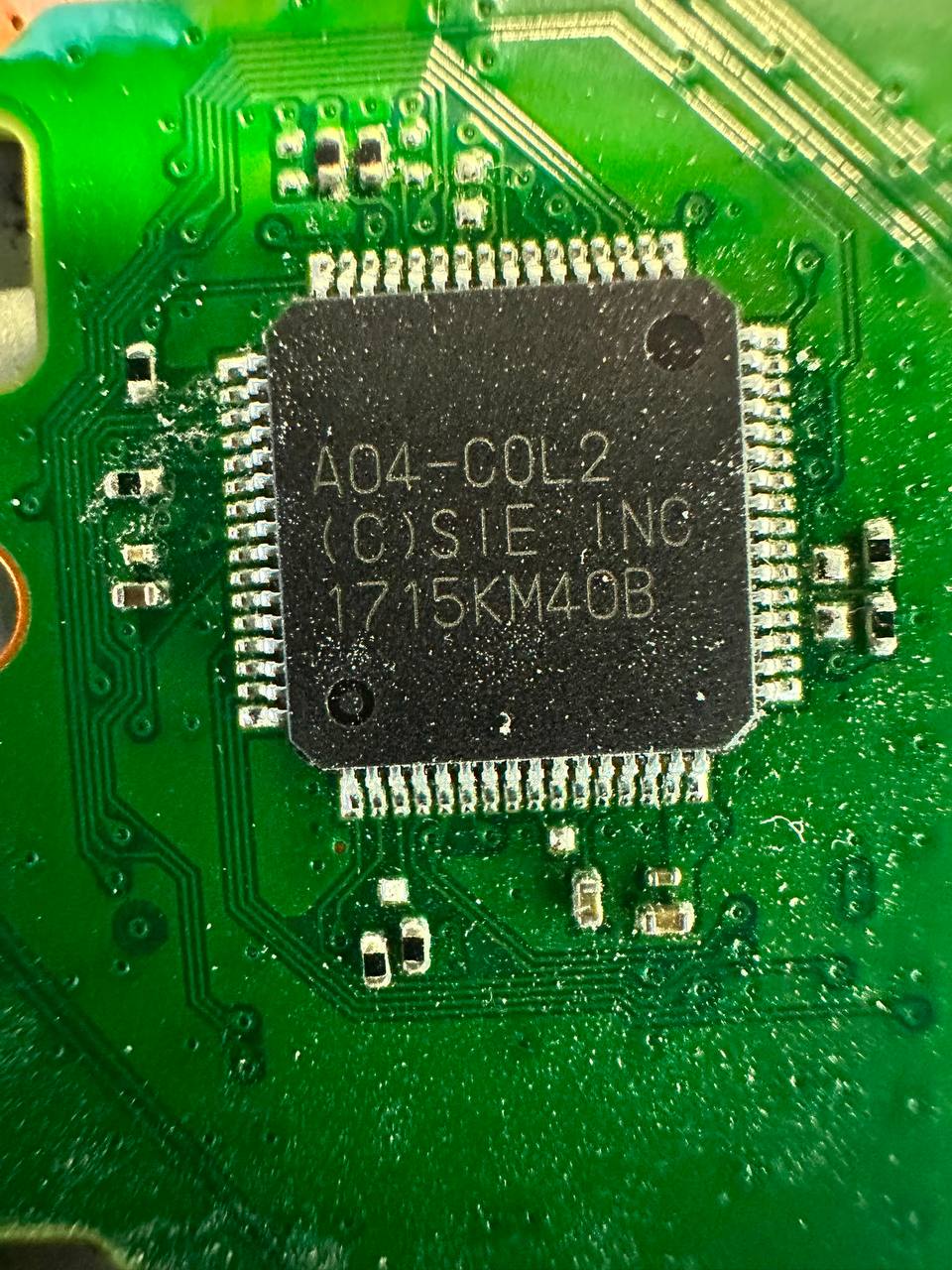 Chip saldato a mano visto in macro
